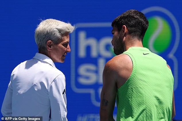 Светскиот број 1 Карлос Алкараз фатен со ЗАБРАНЕТ уред пред четвртфиналето со Алекс де Минор