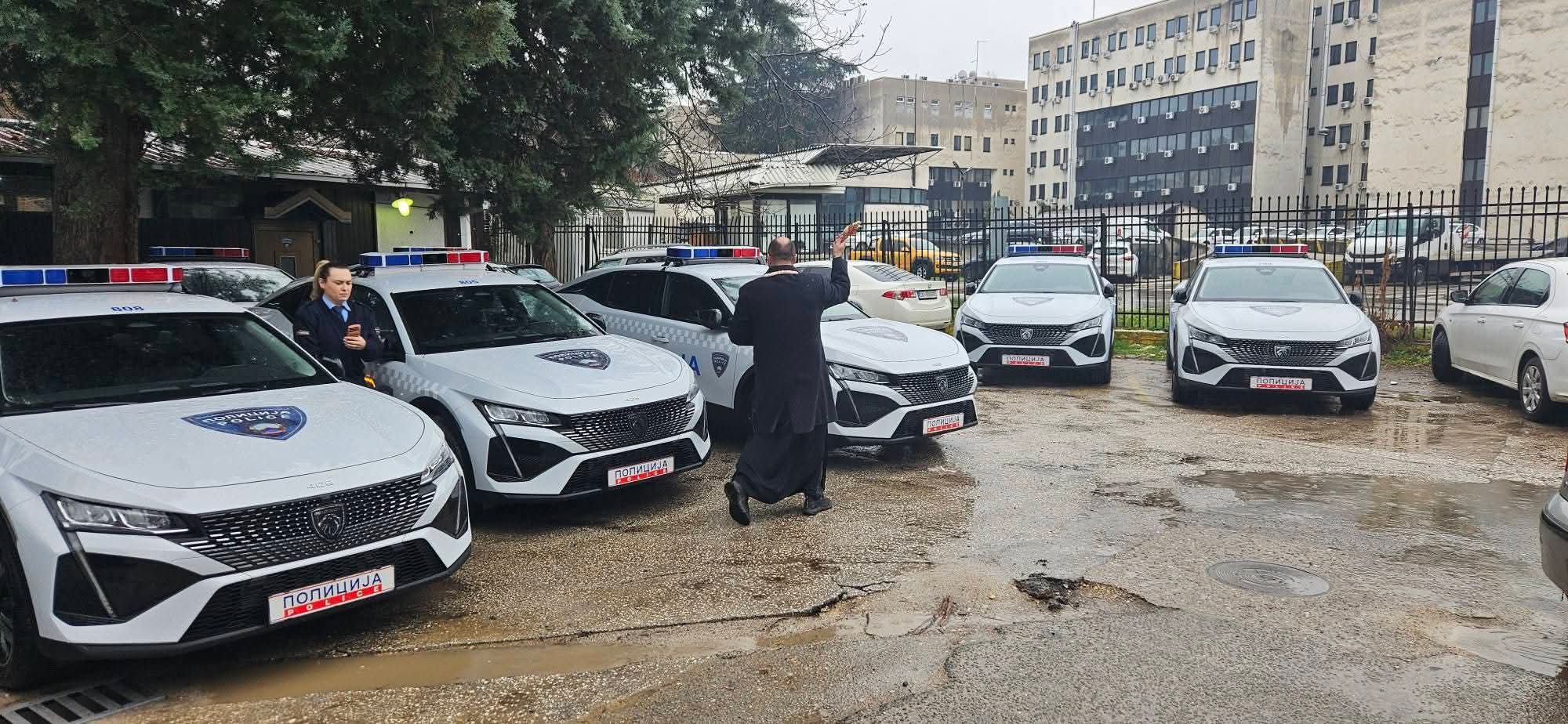 МВР: Фотографиите со попот и осветувањето на полициските возила под истрага