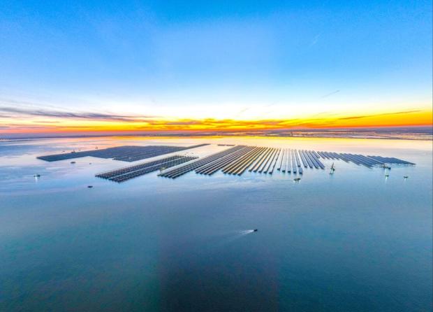 Кина ја поврза на мрежа најголемата соларна електрана на отворено море во светот