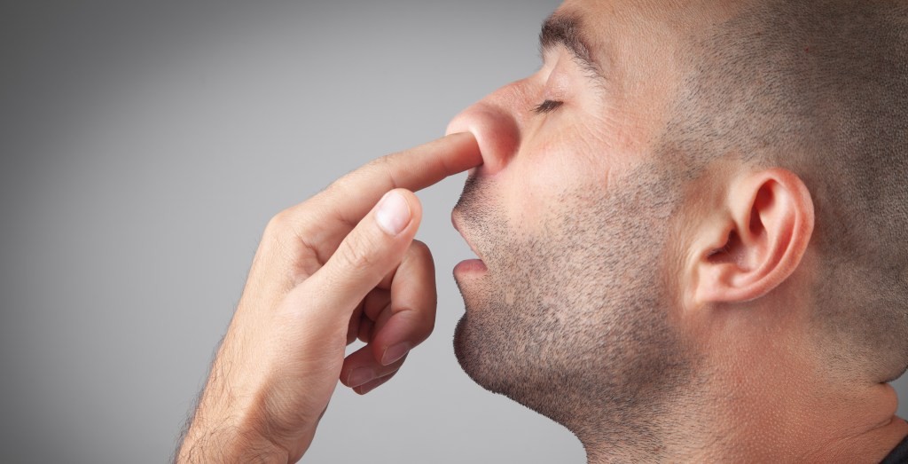 Шокантна врска меѓу чепкање во носот и Алцхајмерова болест: Навика што сите ја имаме може да биде опасна за мозокот