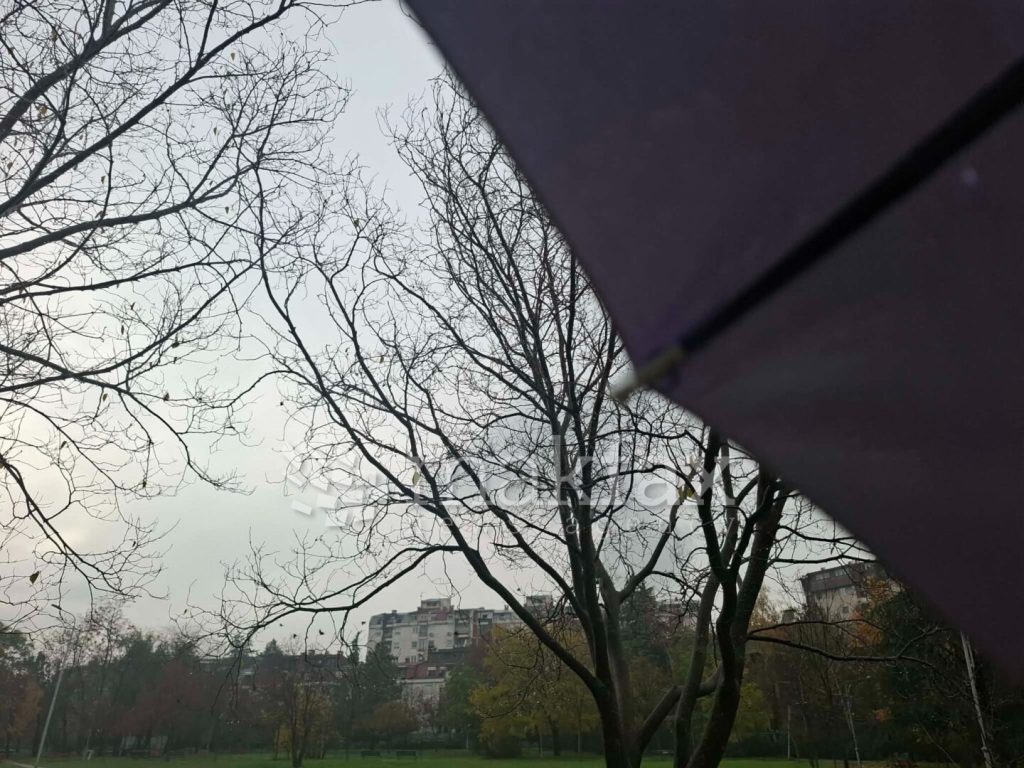 Утре претпладне претежно облачно, кон крајот на денот и во текот на ноќта со врнежи од дожд