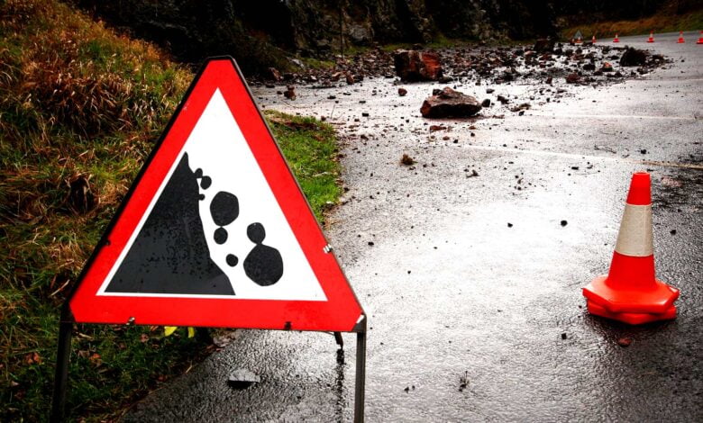 ЦУК: Одрон на патот Гостивар – Маврово, падната голема карпа во тетовско