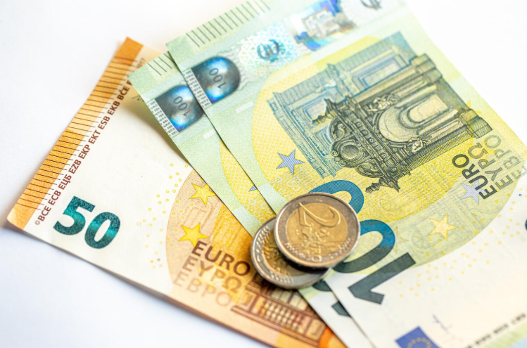 Што е премногу или премалку: Колку пари е всушност „нормално“ за Германците да имаат на сметка?