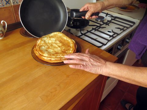 Палачинки „сè по една шолја“: Рецепт кој се памети од прва и успева без мерки и вага