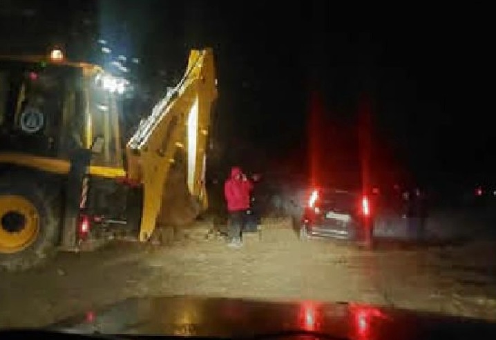 (ФОТО) Одрони на патот Берово – Струмица, сообраќајот се одвива по една коловозна лента