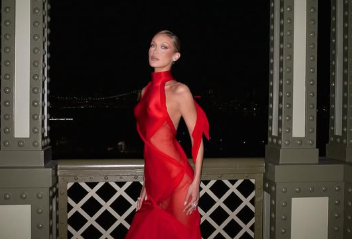 Бела Хадид ги покажа тангите: Ваков фустан немате видено (ФОТО)