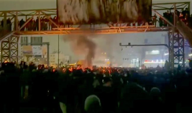 ТРАМП ВЕЛИ ДЕКА РАЗГЛЕДУВА СИЛНИ ВОЕНИ ОПЦИИ ПРОТИВ ИРАН ПО СМРТТА НА СТОТИЦИ ЛУЃЕ НА ПРОТЕСТИТЕ