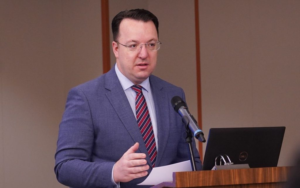 Николоски најави реструктуирање на „Македонски пошти“ и обнова на возниот парк