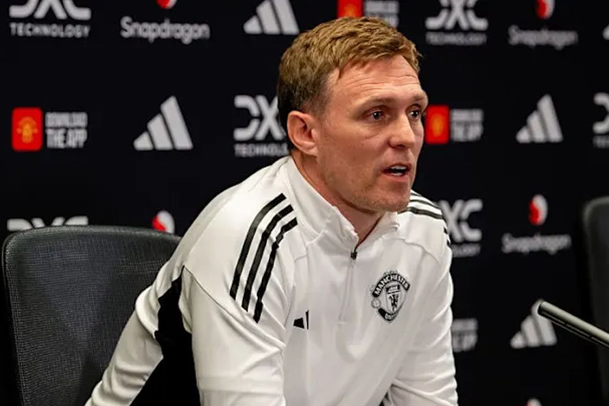 Новиот тренер на Јунајтед побарал благослов од Фергусон пред дебито против Барнли!