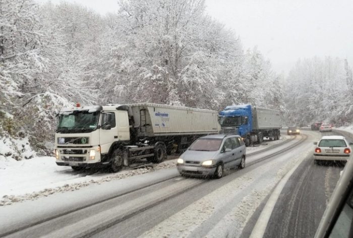 ПОРАДИ ВРНЕЖИТЕ ОД СНЕГ: Од 14:10 ч воведена забрана за сообраќај за тешки товарни возила на патот Маврово-Дебар во двата правци