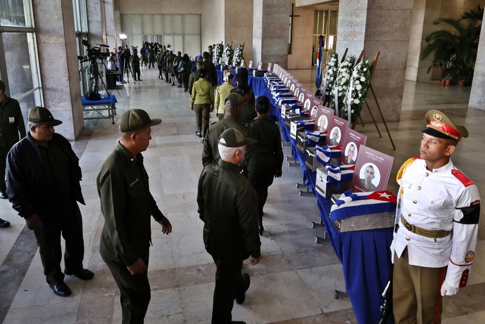 (Видео) Посмртните останки на телохранителите на Мадуро пристигнаа во Куба