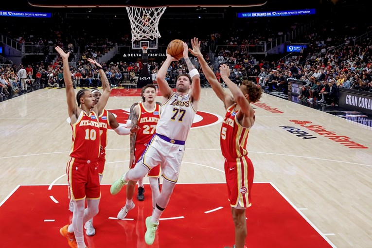 Дончиќ и Џејмс блеснаа кога беше најпотребно, Лејкерс надополнија 16 поени негатива и победија (Видео)