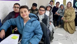 (ФОТО) Актерка со големо срце – Анџелина Џоли ги посетила палестинските деца во болница во Египет, на момче чија мајка била убиена му рекла: „Многу ми е жал“