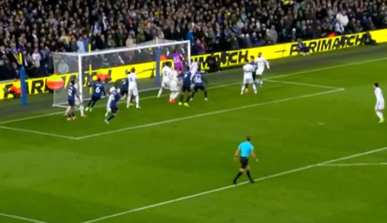 Голманот на Лидс направи аматерски кикс против Арсенал (ВИДЕО)