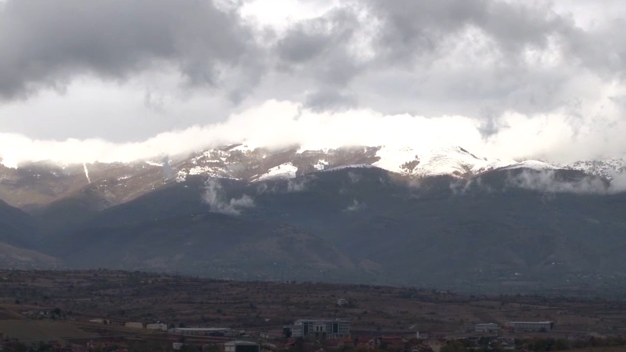 Арктички студ ја зафаќа земјата: Снег и минусни температури во сите градови