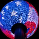 НОВОГОДИШНАТА ТОПКА НА „ТАЈМС СКВЕР“ ВО ЊУЈОРК, НАЈГОЛЕМА АТРАКЦИЈА ЗА ТУРИСТИТЕ ОД СВЕТОТ