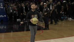 ВИДЕО: Навивач погоди кош од центар и си заработи 10.000 долари