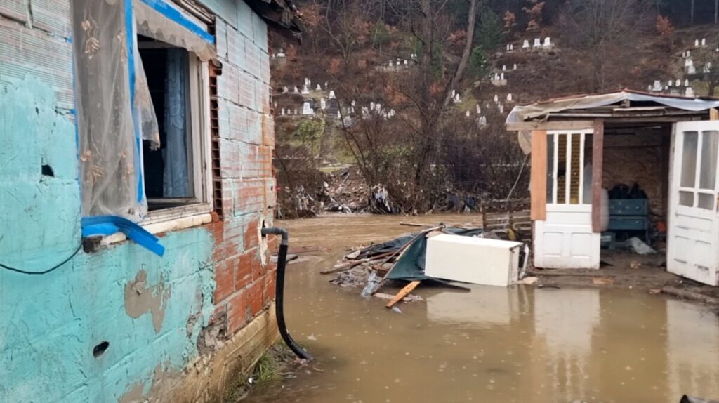 Состојба по обилните врнежи: Поплави во Демир Хисар, затворен локален пат, стабилно во поголем дел од земјата