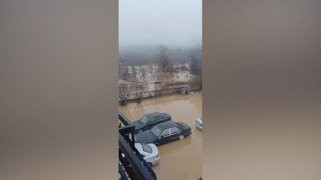 „Поларен“ бран во Македонија: Поплавени градски и локални патишта, куќи и земјоделско земјиште