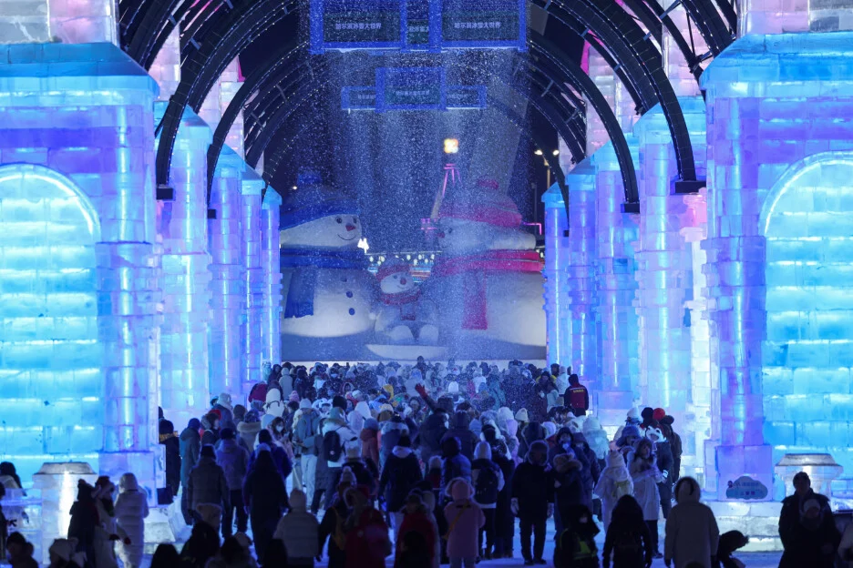 Еден од најголемите светски фестивали на мраз е отворен во Харбин, Кина: Изложени се стотици фигури и градби