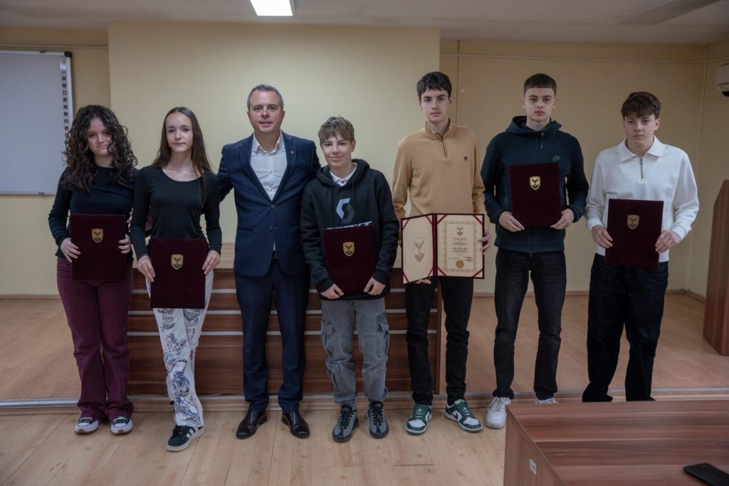 (Фото) Герасимовски: Наградата „Феникс“ е силна порака дека Центар ги вреднува знаењето, талентот и истрајноста