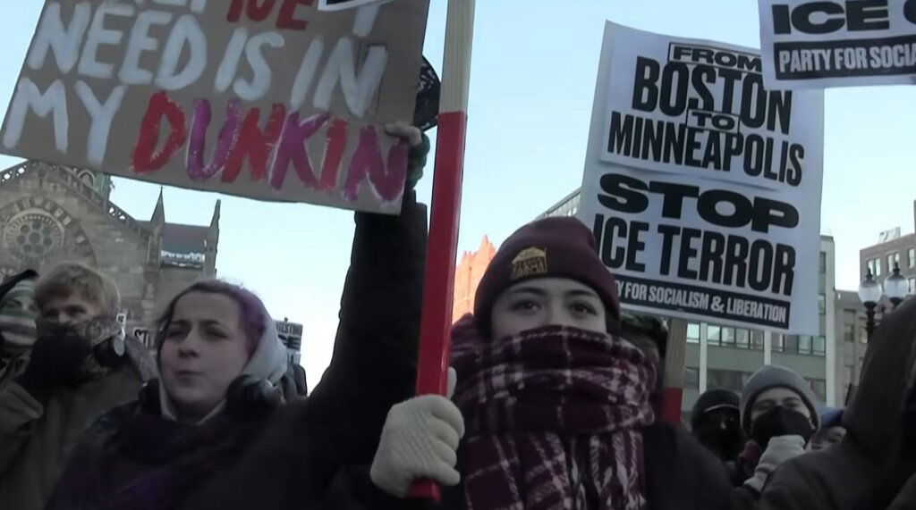 (ВИДЕО) Масовни протести во САД по убиствата во Минесота – бараат повлекување на агентите на ICE