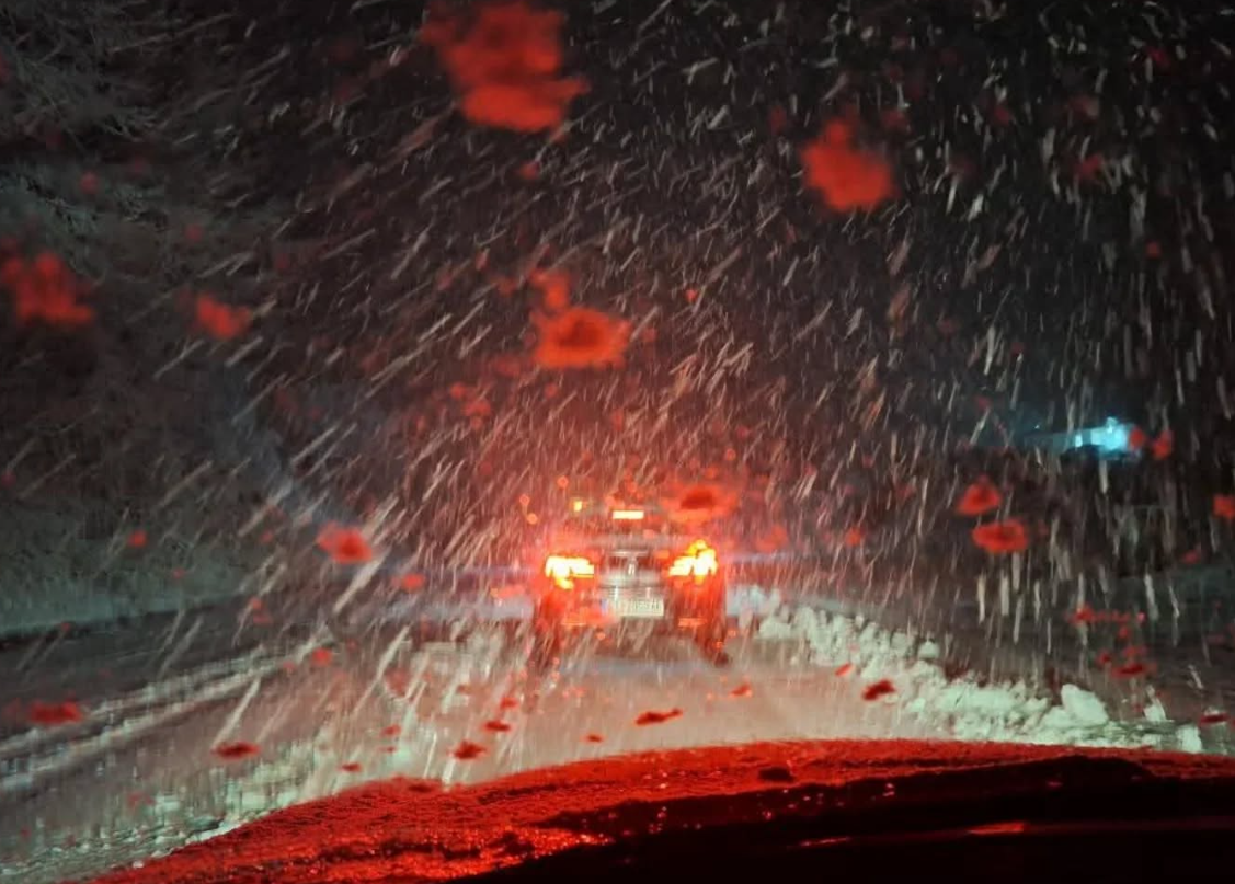 ПОПОСКИ ВЕЛИ ДЕКА Е ХАОС НА ПРЕСЕКА - Обилни врнежи од снег, заглавени камиони