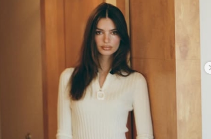 Емили Ратајковски во ултра жешко издание со секси предигра пред огледалото