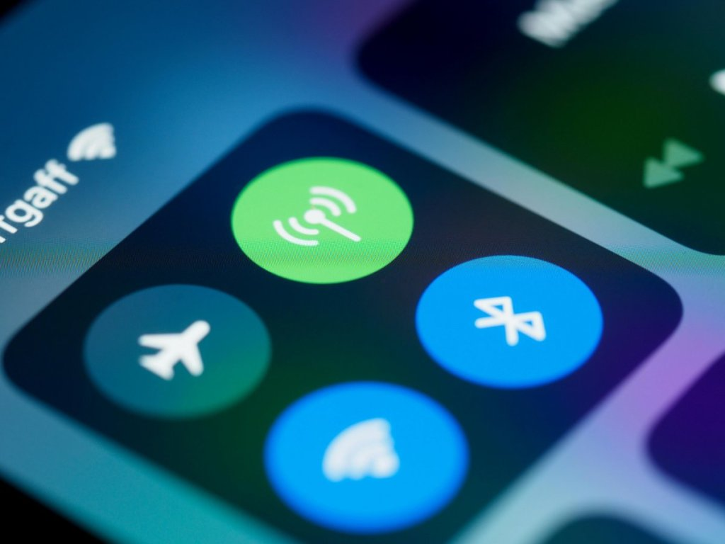 Телефонот до главата додека спиете му штети на мозокот: Airplane mode не е доволен – еве како да бидете повнимателни