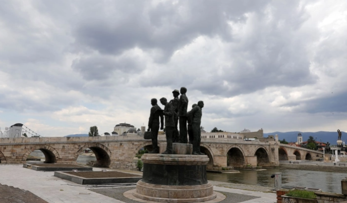 Променливо облачно со повремен снег