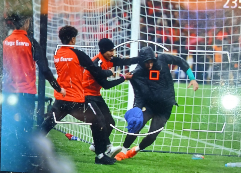 Резервниот голман на Сенегал буквално се тепаше за да го сочува пешкирот да не му го украдат (Видео)