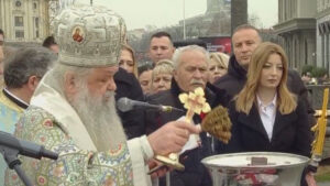 Досега 140 пријавени за фаќање на крстот во Вардар на мостот „Слобода“ во Скопје