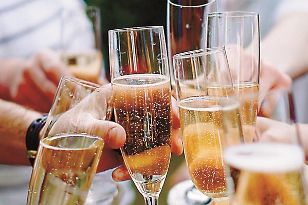 Поранешен француски сенатор и подметнал МДМА на колешката во шампањот?!