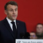 Макрон со црвено и отечено око се појави пред војниците (ФОТО)