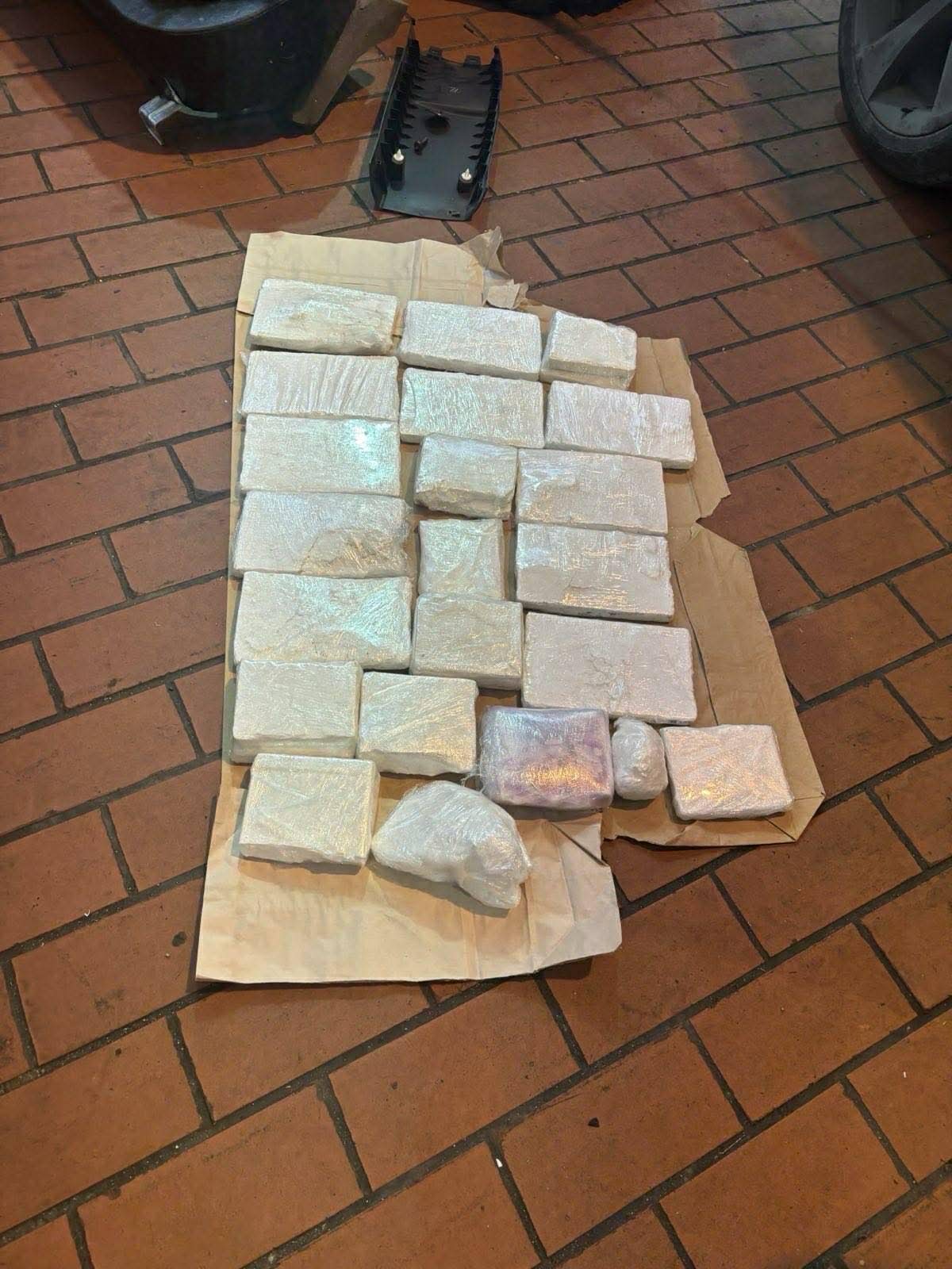 ВИДЕО| Десет килограми кокаин откриени во скопско БМВ на Табановце