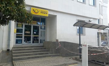 Вработените во АД Пошта на РСМ во Охрид на протест поради неисплатена плата, раководството тврди средства се обезбедени