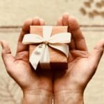 Симболичните подароци ја победија скапотијата