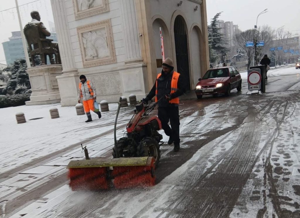 Се чисти снегот од тротоарите, мостовите и пешачките патеки, Ѓорѓиевски вели оти на сообраќајниците се фрлени над 300 тони сол