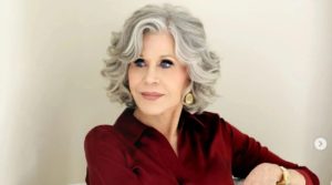 (ФОТО) Има 88 години – Џејн Фонда фотографирана на аеродромот во инвалидска количка, пред само неколку месеци шеташе по модна писта