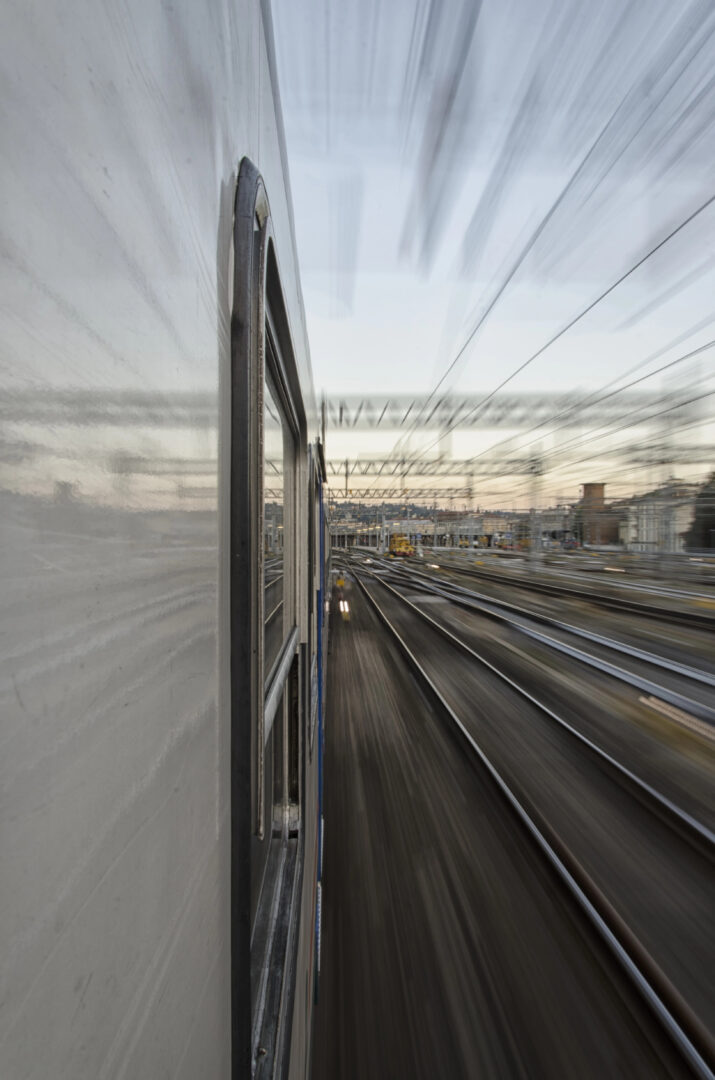 (Видео) Кран падна врз воз во движење: има загинати, десетици повредени во Тајланд