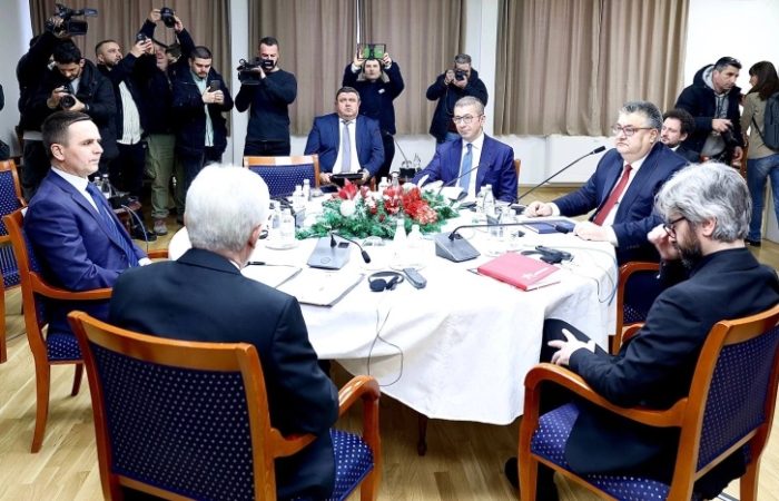 ЗАВРШИ ЛИДЕРСКАТА: На средбата со Мицкоски освен лидерите од коалицијата беа и Апасиев и Ахмети од опозициските, отсутен беше Филипче