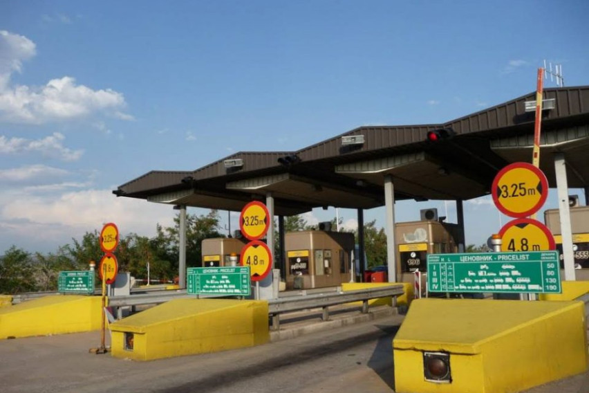 Нападнат вработен на наплатна рампа „Петровец“: напаѓачот ја скршил рампата и побегнал