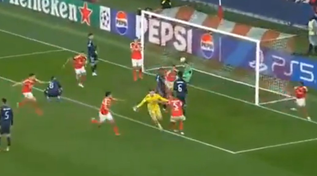 Лудило во Лисабон: Голманот на Бенфика му даде гол на Реал во 97. минута и обезбеди плеј-оф! (ВИДЕО)