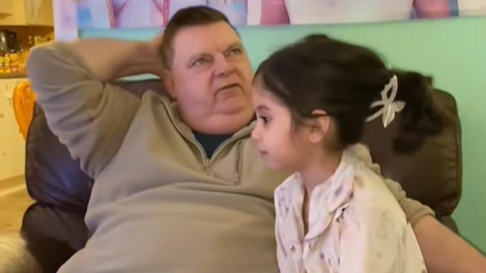 Татко ја учи ќерката како да се брани од насилство меѓу врсници: Секое дете треба да ги чуе неговите зборови (ВИДЕО)