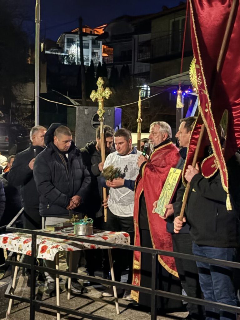 (Видео) Роберт Шоповски го фати богојавленскиот крст во Елшани
