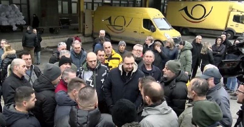 Вработени во „Македонски пошти“ излегоа на протест, револтирани се поради доцнењето на платите