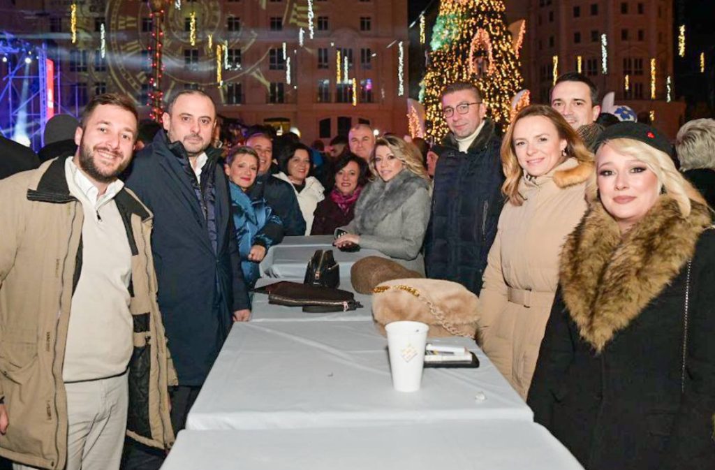 На плоштадот во Скопје: Мицкоски за новогодишната ноќ во друштво на Ѓорѓиевски