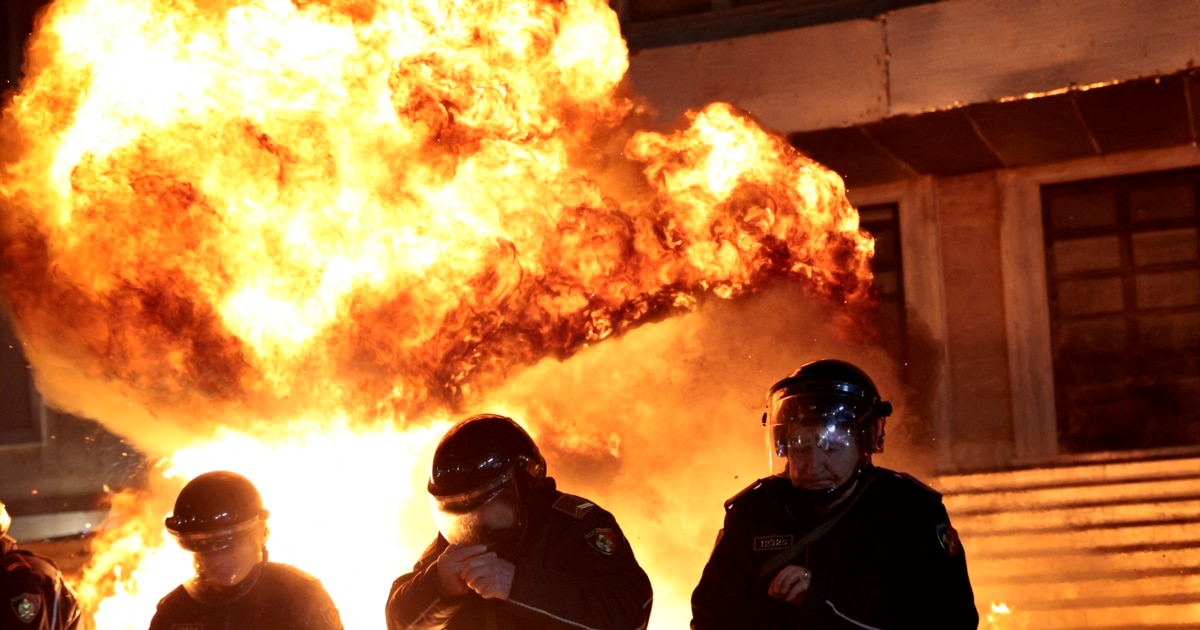 Демонстранти се судрија со полицијата на антивладини протести во Тирана