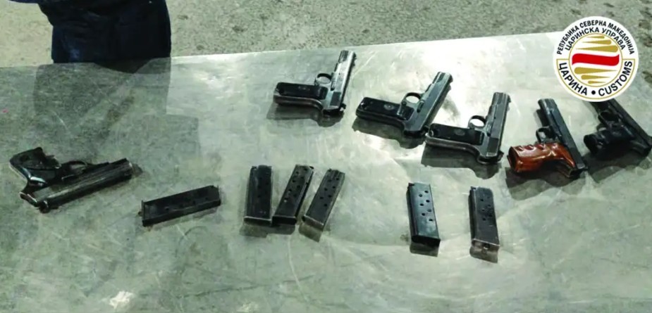 КРИЕЛ ПИШТОЛИ МЕЃУ ЛИМОТ И ТАПАЦИТОР НА АВТОМОБИЛОТ: цариниците открија обид за сериозен меѓународен криминал, запленети девет пиштоли