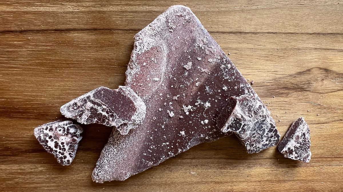 Зошто чоколадото побелува? Дали тоа е мувла и дали смее да се јаде?